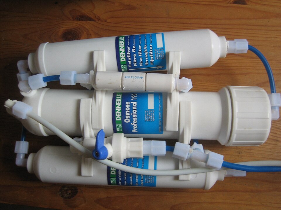 Compact reverse osmosis system with quick-connect push-fit tubing